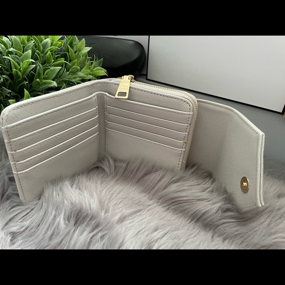 🎁GIFTED🎁✨Steve Madden Tri-Fold Wallet with Coin Zipper area ✨NEW - Picture 3 of 7